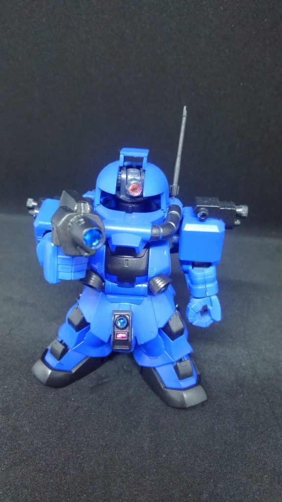 カメラガンは持ち手部分を少し削って持たせられるようにしてあります。
レンズ部分はマスキングテープを貼り付けてあります。光り方がきれいなのが良かったですね。