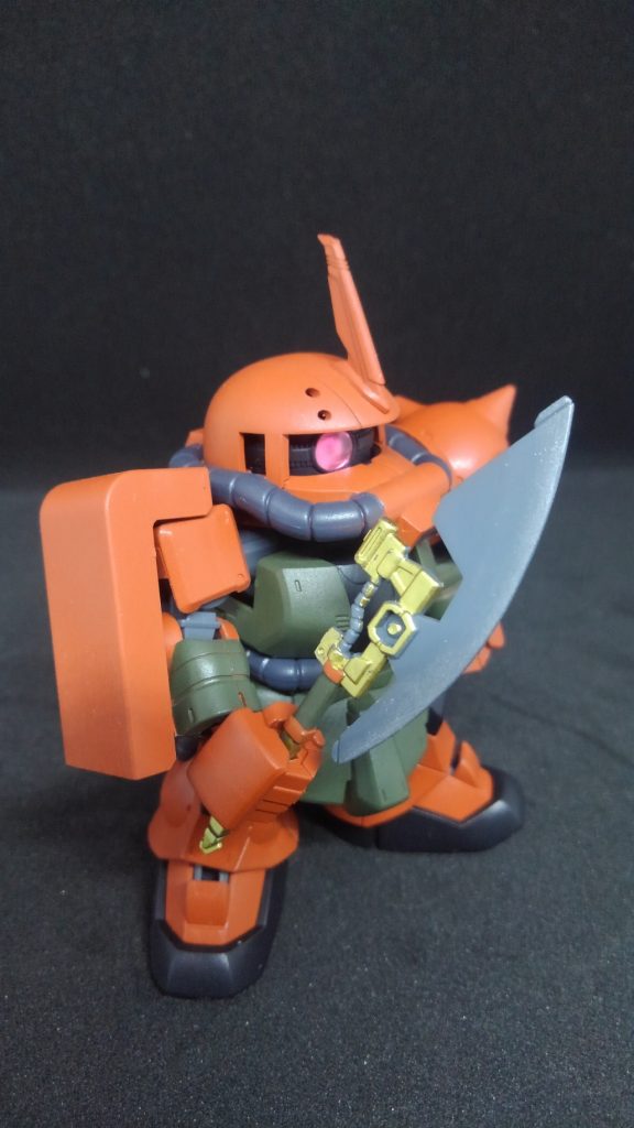 大型ヒートホークはＨＧＵＣのザクから拝借。手に持たせるのは出来ますがプラプラなので保持しやすいように手を入れてあります。