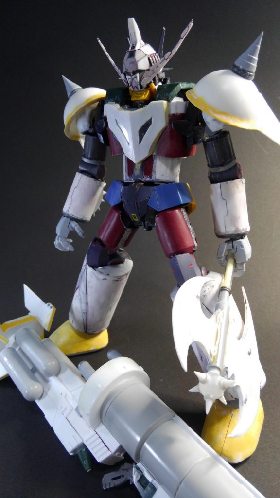 そして、こちらが塗料を一旦剥がし、ゲッター寄りに改修した制作途中状態。胸部、腰部、肩、手足等に手を加え、スジ彫りも追加しています。武器も新調しました。以前よりもプラ板やパテが増えていますが、それでもけっこうガンプラを使用しているのが判るかと思います。