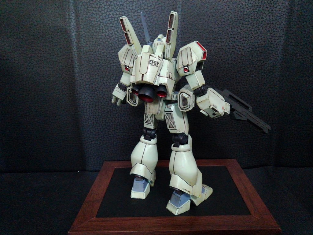 改修箇所で、最も大変だったのが、バックパック…。設定画とにらめっこ。
ミサイルコンテナは、プラバンとジャンクから。頭はなにげに、ツインアイ。