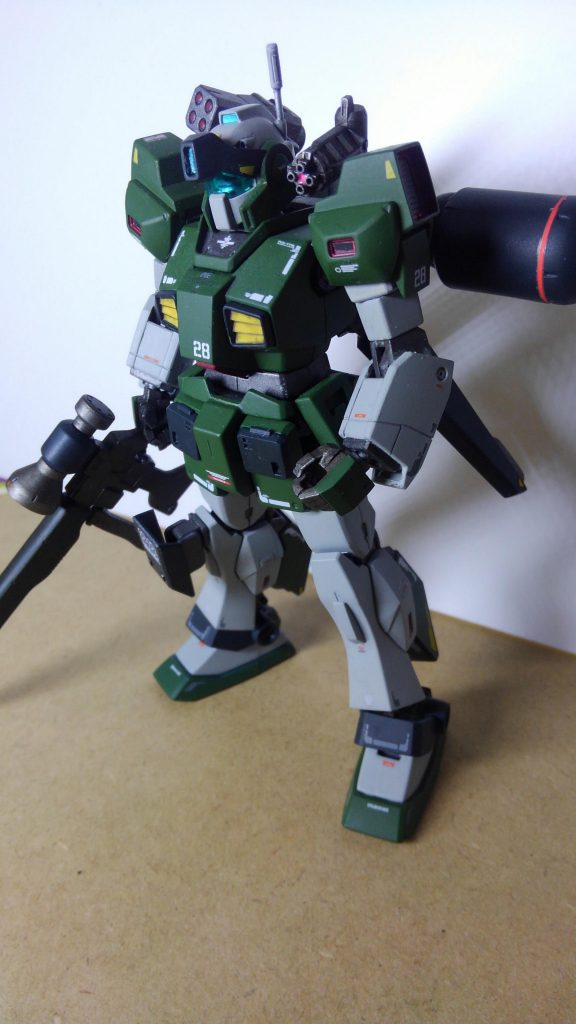 左肩には百式改と同様にガトリングを装備。右肩のミサイルポッドは作戦に応じてスモーク弾などを装備できる・・・という脳内設定です。
カラーリングはダブルオー好きな長男のウケを狙って「狙い撃つぜ!」の某ガンダムに寄せてみました(^o^)