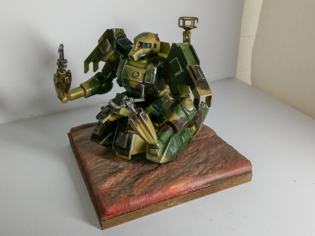 友人にこの写真を見せたら「盆栽感ある」って言われたのがショックだったので、ここから本当に盆栽にしてやろうと思い盆栽めいた台座を作りました。