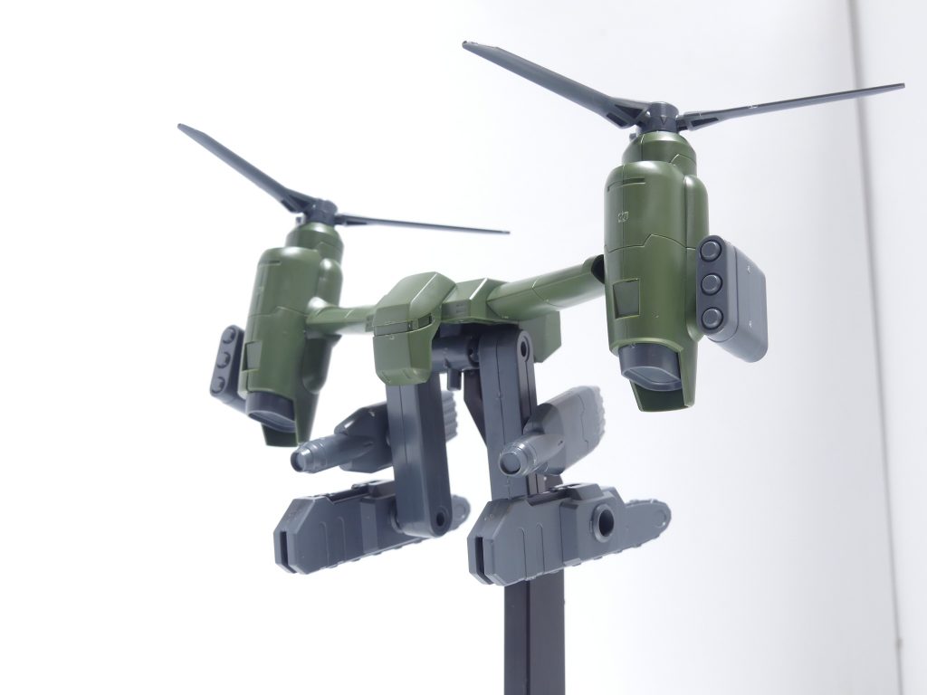 ティルトローターパック：グリモアレッドベレーのサポートメカとしてビルドされた。機体とドッキングすることによって強襲行動に特化した戦闘能力を向上させる。単体だと通常ＰＳのせいかアーム部分が少し緩め。シールは今回も貼っていません。本体底面には各種アクションベース用３ミリ穴が開いています。そちらへの２軸１軸変換はちょっと使いにくいかな。通常のガンプラへのマウントは３ミリ１軸です。グリモアレッドベレーに対してのみ、ミニモアザックを介した専用マウントポジションを取ります。ミニモアザックの上部の突起に本体を丸ごと差し込み、ザック各部の穴にキャノンやミサイル、チェーンソー付きアームを接続できます。