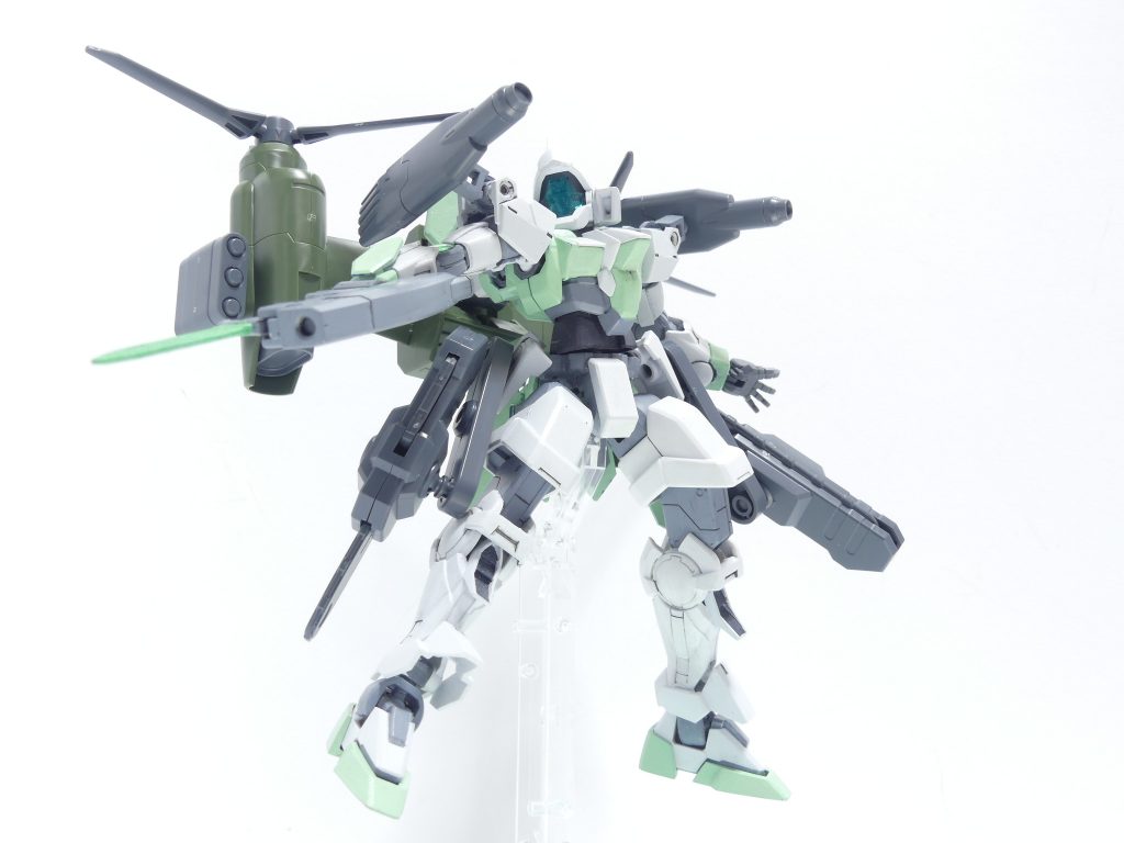 高い汎用性：智将・ロンメルのビルダー能力は本ユニットに幅広い適応性を与え、様々なガンプラへの装備を可能としている。キャノン：中型のキャノン砲。グリモアレッドベレーのライフルにも装備可能。ミサイルポッド：３連小型ミサイル。グリモアレッドベレーにマウントした際は肩に装備。ネイキッドに装備。いつもの２軸１穴ジョイントをかまして。通常のガンプラが装備する場合、アームから下は別の場所に装備する必要があります。今回はアーム自体を分割、腰に装備してみました。