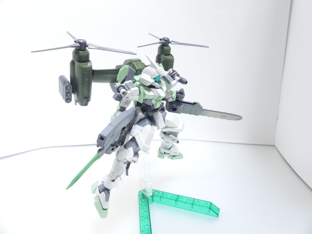 チェーンソー：多数の小さな刃が組み込まれたチェーンを回転させて、切断能力を高めた動力装備。第一次有志連合決戦･･･いわゆる「ブレイクデカール決戦」では単独で使用するも、ブレイクデカールで強化されたビグ・ザムの装甲には刃が立たなかった。前回（イースタンウエポンズのロングライフル）と同じ「下から持たせる」方式ですが、こちらには「止め」が付いており保持は良好です。その代わり、グリップの取り出しがしにくいかな。左右には本キット用のボール穴が開いており、ボール軸を介すれば３ミリ軸に変化可能。