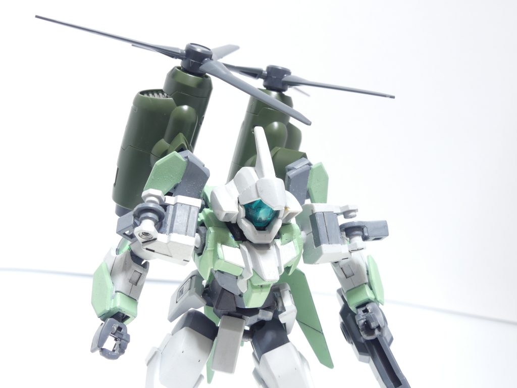 分割したパーツはボール軸以外が３ミリ軸。ローター本体は左右に３ミリ穴･･･ローターの単独装備などもできます。アームは二分割して中央にジョイントをかませば「延長したアーム」っぽくもなります。この距離だとローター同士がぶつかるなんて言わない。ＧＵＮＳＴＡ内では何度も見た「本体中央部をティエレン･アンフの頭部風に見立てる」改造もおすすめ。【次回予告予定】上記ブログの移転に合わせて･･･*プチッガイ*。あれも元々は「ベアッガイＦの背中ユニット」でした。最初期のバーニングレッドと最後期の00プラカードを。