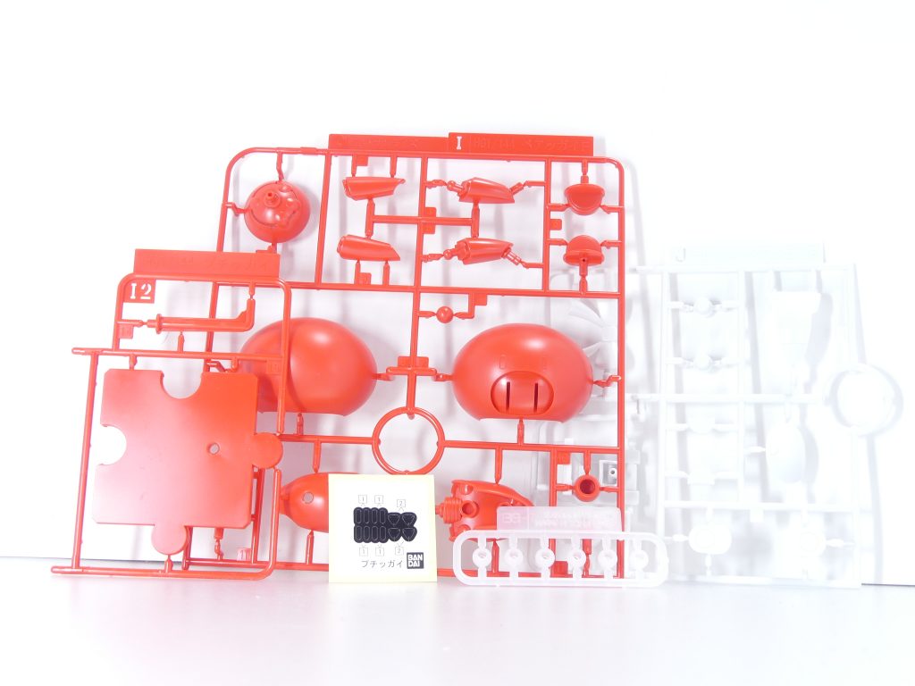 最も基本的な初期単体販売キット・「プチッガイ バーニングレッド」のランナー。もともとは「ビルドファイターズトライ」のEDで並んで踊っている4機からカラーが採られていました。シールは貼り直しが効く紙シール。ベアッガイFランナーにピース型スタンドを新規で追加。