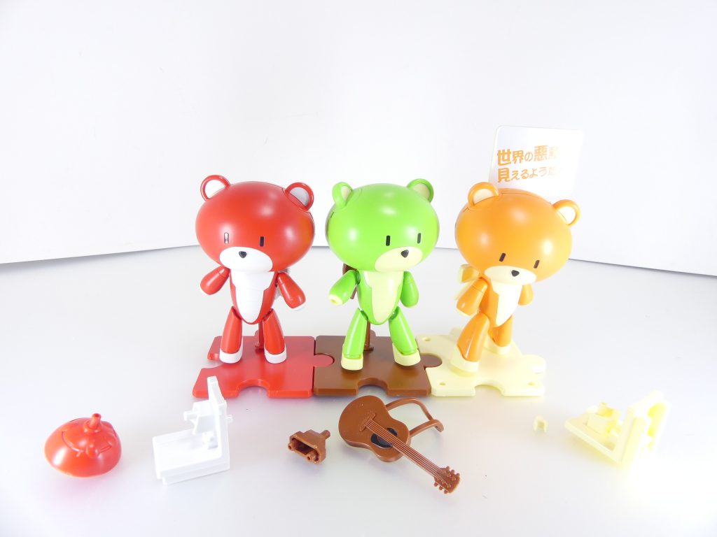 完成。「ガンプラビギナーズガイド」で紹介した「サーフグリーン&ギター」と。各セット内容は上記の通りなので省略します。可動は頭・腕・足と基本的な部分。耳も回ります。