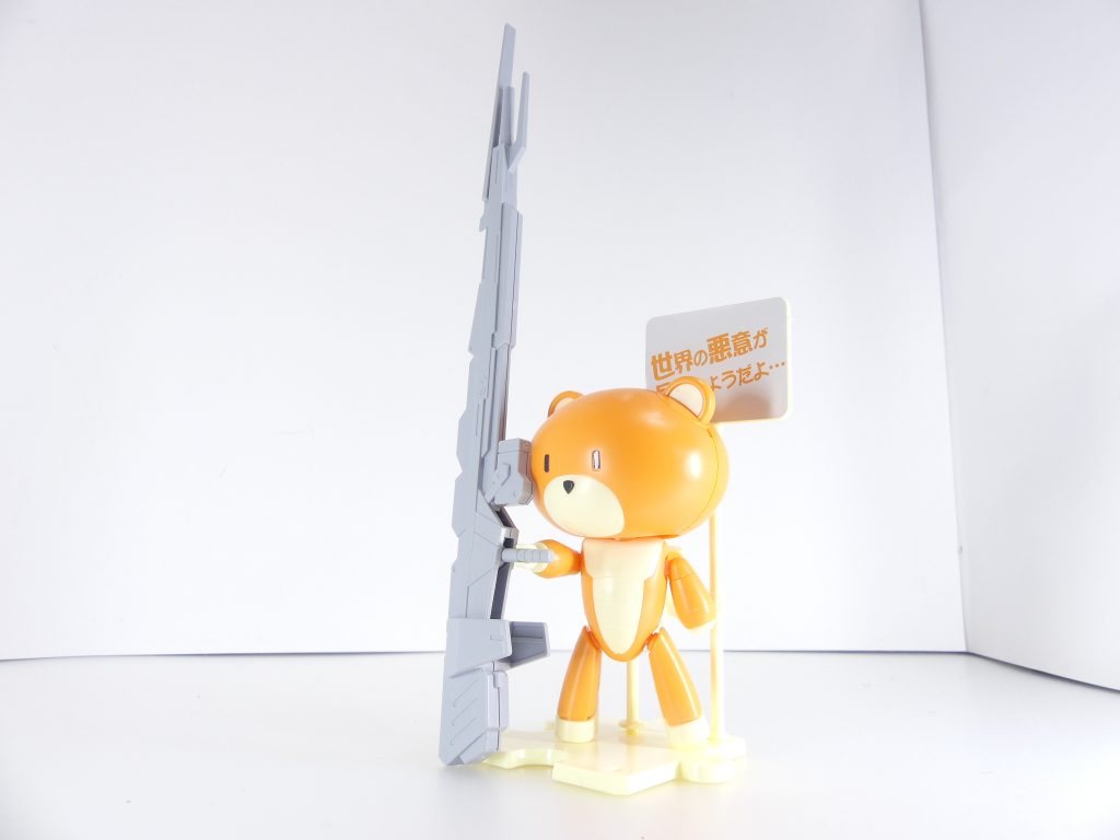 プラカード用持ち手:プラカードシリーズには、3ミリ軸を「持つ」事のできるジョイントが新たに追加された。単体で買うならプラカード持ち。そう言える理由はこの持ち手だったりも。手の先に挿し、付属のプラカードを始め昨今のガンプラに良くある3ミリ棒の武装を所持可能。イースタンウエポンズ(第37改参照)のロングライフルを持たせて長距離仕様に・・・これだと「狙い撃つぜ!」かな。00コラボにはソレスタルビーイング・ユニオンの制服を模した胸部シールの他、各マイスター・グラハムの名台詞シールやおまけシールが付属します。