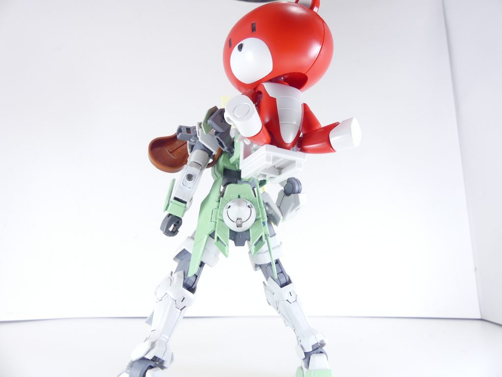 チェアーストライカー:プチッガイを懸架する椅子状ストライカーパック。・・・ストライカーなのか、これは。ベアッガイIIにストライカー対応ジョイントが採用されていたのか、それともユウマがチナに倣ったか。それは現在でも不明である。なお、もともとベアッガイIIIの背中のリボンは実際のリボンであり、キットのリボンストライカーとも仕様は異なる。プチッガイのスタンド用穴を介して座らせるためのパーツ。余ることも多いかな。接続はAGP2軸。内蔵されたジョイントパーツで1軸・ストライカー用に組み替え可能。