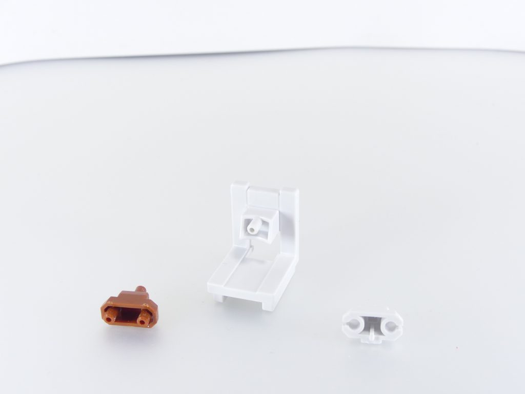 ジョイントパーツ:初期~中期のプチッガイの箱裏には、他のHGBCなどを使用したカスタマイズについても記載されていた。自由な発想でプチッガイをカスタマイズしてみよう。中央がチェアーストライカー。右が同ストライカーに内蔵するタイプの2穴ジョイント。プチッガイの背中、リボン用の軸や手の先に刺せばジョイントを増やすことができ、HGBCなどを追加可能。左がプチッガイCランナーに付属する1軸2軸ジョイント。双方軸のジョイントパーツは貴重です。