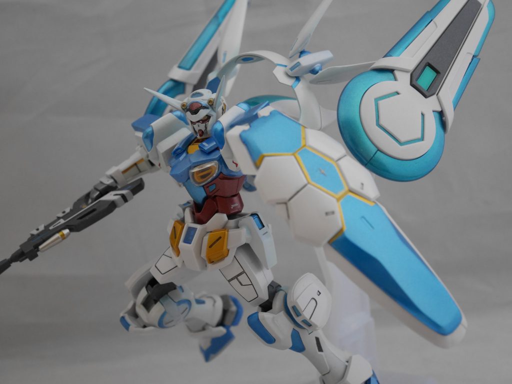 フォトンシールドはジョイントパーツが大気圏パックを使い回しており、
本来の設定と異なっているため、RGフリーダムの縦の裏側を移植し、
HGCEフリーダムのハンドグリップを取り付けて、握れるようにしています。
意外にも保持力は結構あります。