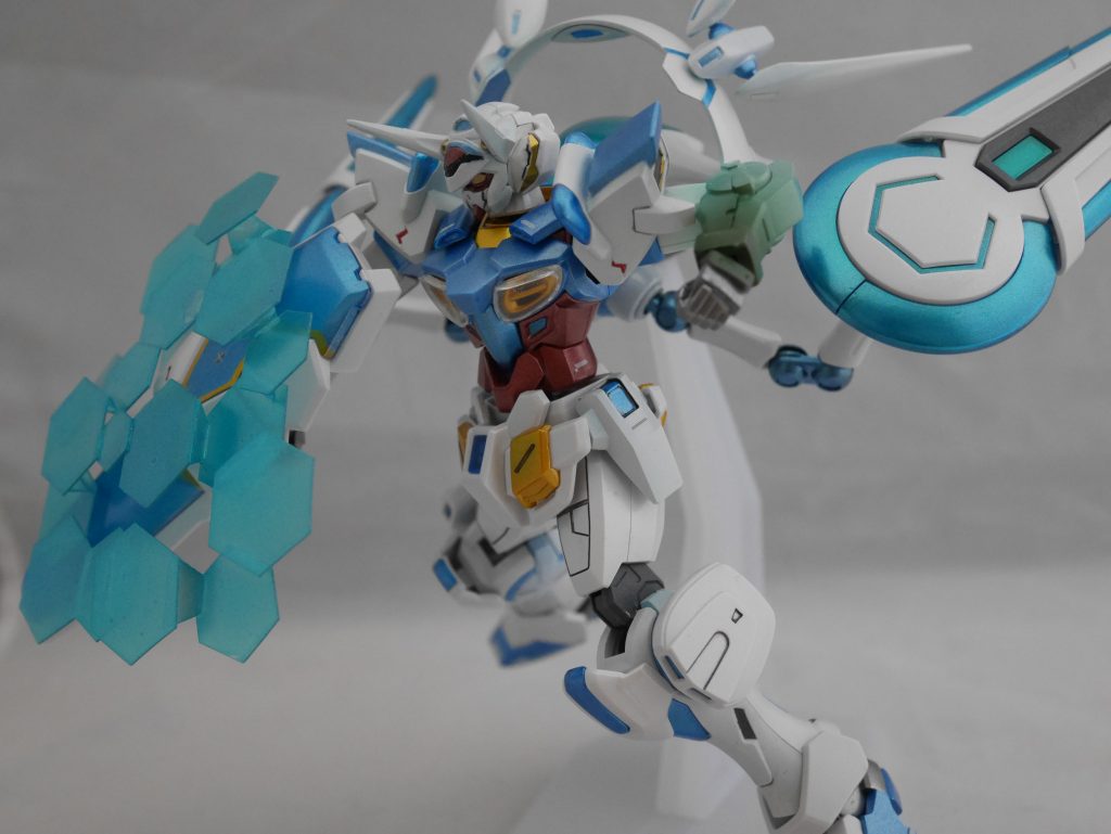 オプションパーツとして、コピペシールドを製作しました。
フォトンシールドの側面に隙間を作り、差し込めるようにしています。
あとレンズ上のクリアパーツを自作し、胸ダクトに取り付けています。