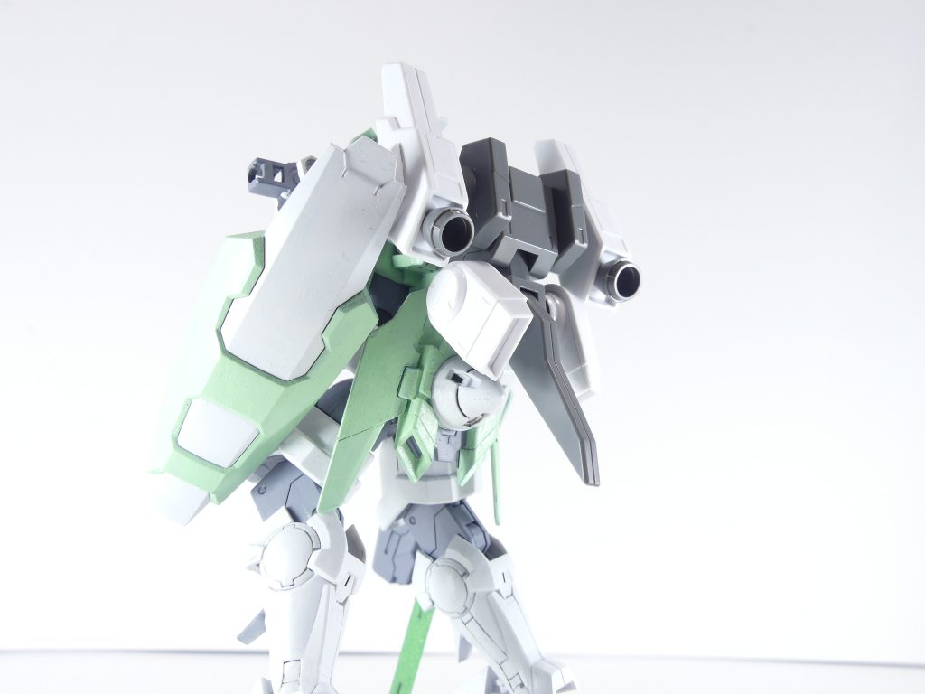 ガンダムEz-SR:都立成錬高専高校科学部のチームが使用したガンプラ。本体はガンダムEz-8の改造機。共通カスタマイズ部分にプラスして、白兵戦・射撃戦・情報戦のそれぞれに特化した3形態を持つ。キットとしては3種のコンパチ仕様。のちに登場したマキシマは3機の装備を全部乗せしたもの。フォックスハウンドはヤジマ・ニルスがマキシマの設計を流用、一部パーツを新造した二号機。ブースターユニット:Ez-SRイントルーダー用の上部ブースター。今回は少しさくさくと。バックパック本体はAGP2軸で接続(ジョイントパーツで1軸変換可能)。下部スラスターユニット、スタビライザー部分が独立して可動。上部の左右にはイントルーダー用ブースターユニットかエリミネーター用キャノン、ミサイルを選択式で装備可能。通常PSなのでへたりが心配です。ちなみにブースターユニットは同一ランナーとなっており、左右に3ミリ穴が開いています。蓋用のパーツで左右を決める方式。