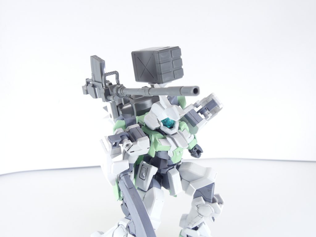 電磁ナックル:Ez-SR3機の標準ナックルガードパーツ。打撃は内部のファイターに衝撃を与える。180ミリキャノン:エリミネーター用キャノン砲。陸戦型ガンダムの同名武装に酷似している。ミサイルランチャー:エリミネーター用6連大型ミサイルポッド。小説パートと同じ写真で。エリミネーター用パーツの電磁ナックルは3ミリ軸で接続しますが、ネイキッドには穴がないため肩に装備。電磁ナックル用のジョイントパーツは向きを変えることもできます。外部には3ミリ穴。180ミリキャノンは仰角を付けることが出来、ミサイルランチャーは基部で左右に振れます。キャノンの砲身は2パーツの接続式ですが・・・ちょっと動かしたら砲身が折れたので接着した方がいいかも。