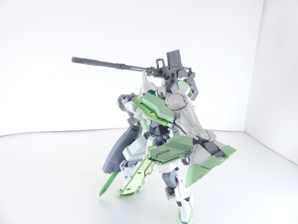 余剰となるアーム部分は横に3ミリ穴、底部に四角軸。左右一対あります。本来はシャドウファントムのレドームを接続しているアームです。昨今の一般的なガンプラのすねから下などを接続できるアームだと言うこと。珍しい仕様です。