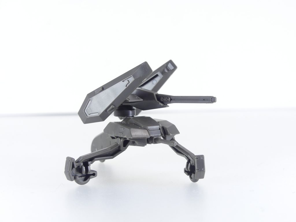 上部は左右に可動、サイドの小型シールドっぽいものも可動。さらに足まで動かせます（そういう仕様ではなかった気もするけど）･･･いろいろ遊んでみよう。