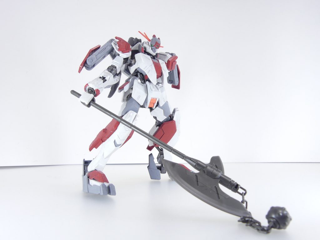 グシオンアックス：先端部に射出機構を持つ小型ハンマーをモーニングスターとして扱う。「グシオン」名は付いていますが作中での使用はなし。ハンマーがあれば十分ということ。鎖部分はランナー時点で独立しており、切り離すだけで可動します。