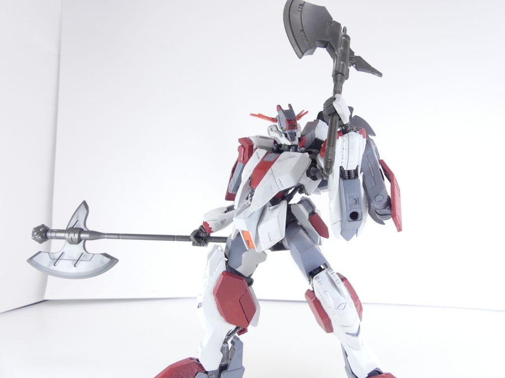 ハルバードは柄のパーツの差し替えでショートアックスへ。グシオンハンマーは鎖部分の差し替えで通常形態に変化。