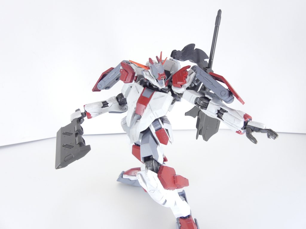 グシオンチョッパー：機体が接触するほどの近距離で威力を発揮するショートサイズの鉈型武装。峰側にスラスター構造を有し、インパクトに合わせて噴射することで破壊力を高める。ショートアックス懸架用ジョイント：２期オプションセットの「ジョイントパーツ」の先駆け。鉈です。２パーツ構成で特にギミックはありません。シンプルなので改造には重宝します。懸架用ジョイントは本来グシオンリベイクの盾の裏にセット。３ミリ軸で接続。