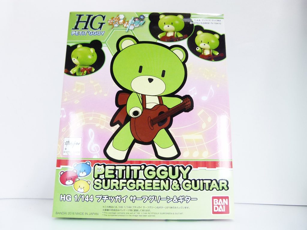 「GBNW」、番外編です。今回はプチッガイ。500円から買える「かわいいガンプラ」。以前旧GUNSTAの「ガンプラビギナーズガイド」で紹介した事もありますので当時の写真も含めて(当時はこちらの「サーフグリーン&ギター」で紹介)。成立経緯は小説パートでアルザスが話したとおり。現在では入門ガンプラシリーズの一つとなりましたが・・・元々は「ベアッガイFのバックパック」扱いとなっているため、プチッガイが独立したシリーズとして捉えられている今でも「武装」の一つとして扱います。値段は初期6体・プラカード持ち(00コラボ含む)が500円。小物持ちが550円。パンダッガイが600円。キャラのヘッドパーツが付くきゃらっがいが900円(イベント限定品は除きます)。現在では「後釜」とも言えるハロプラの存在もあり、再販は全体的に少なめの印象。お店の在庫もまちまちです。パンダ・プチプチッガイつきのプリティインピンク・00コラボを初めとしたプラカード持ちあたりは見かけたら買う心づもりで。