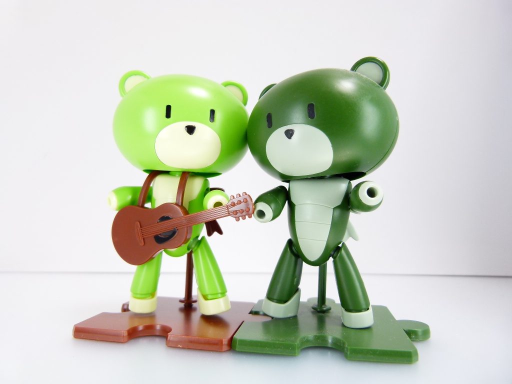 各種小物:1/144だけど1/1なのかもしれない彼ら。いっぱい集めてプチッガイの世界を広げよう。小物はガンプラへの対応はまちまちです。写真のギターは首にかけて使います。