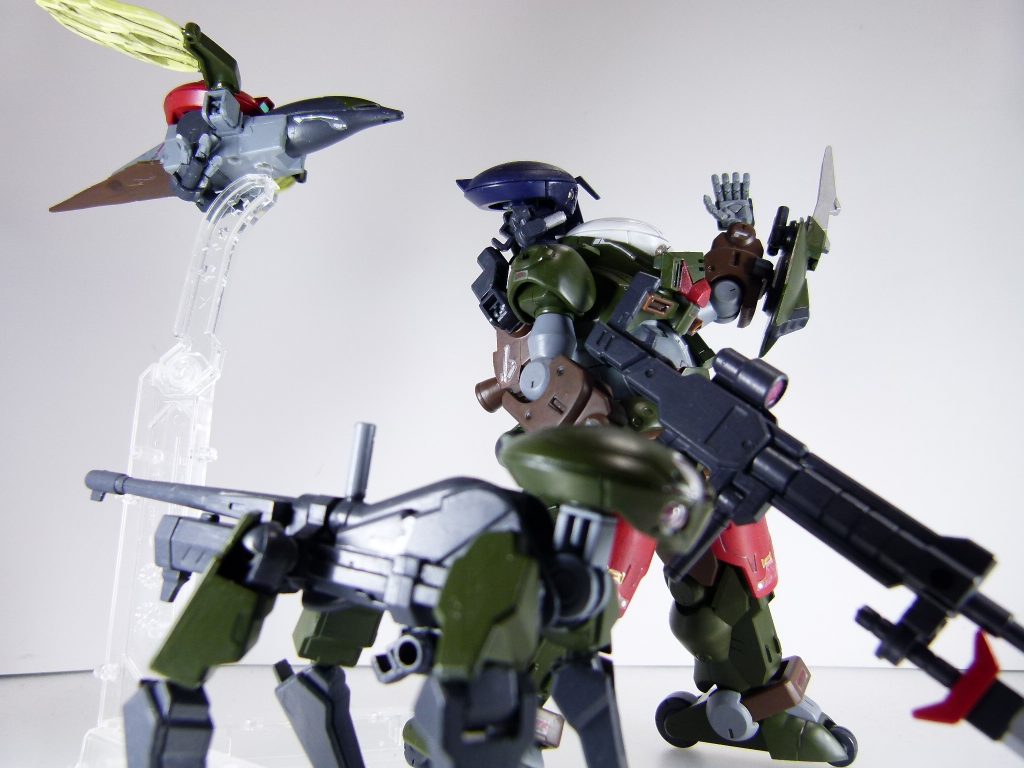 *グリモア・コマンダー*：機体成立の経緯は上記の通り。
大規模な単騎ミッション用に、「単機で集団戦法」を取るために、コマンドガンダムやその側近である３ベレーガンダムをモチーフにカスタマイズされたグリモア。
本体の汎用性は変わらず、両肩のラッチにはイヌモア・サルモア・キジモアの３機の小型サポートメカを装備する。

本体の可動などはグリモアレッドベレーのまま、ＬＧＢＢコマンドガンダムなどのパーツを追加。
主に両肩に装備を追加。