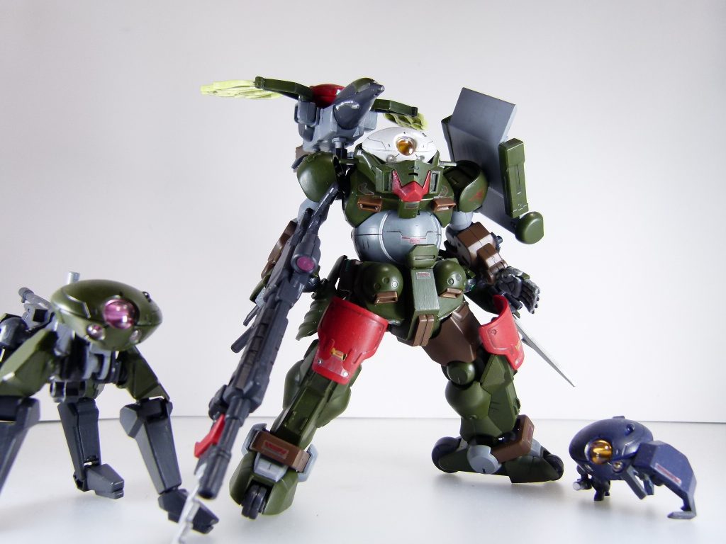 ３機のサポートメカは本体の指示で自由に行動することができる。