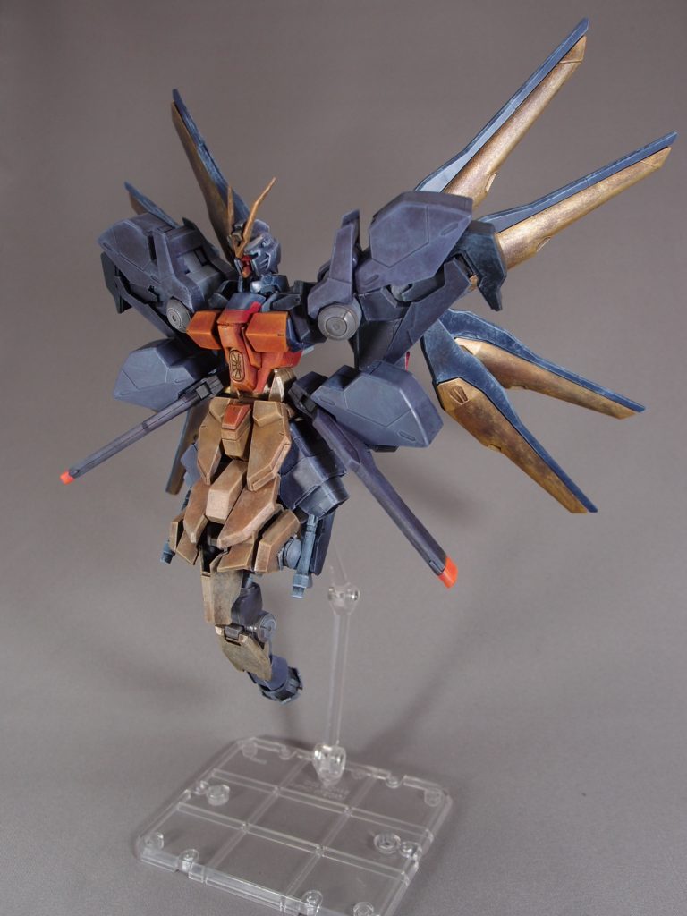 GH管轄の人工衛星「マルドゥーク」深部の封印区画で発見された正体不明の機動兵器。人形の頭部、胴体と巨大な翼のみが残っていたそれを、研究目的で修復した姿。外観やネーミングは、修復を主導したクジャン家縁者のセンスが顕著に出ている。