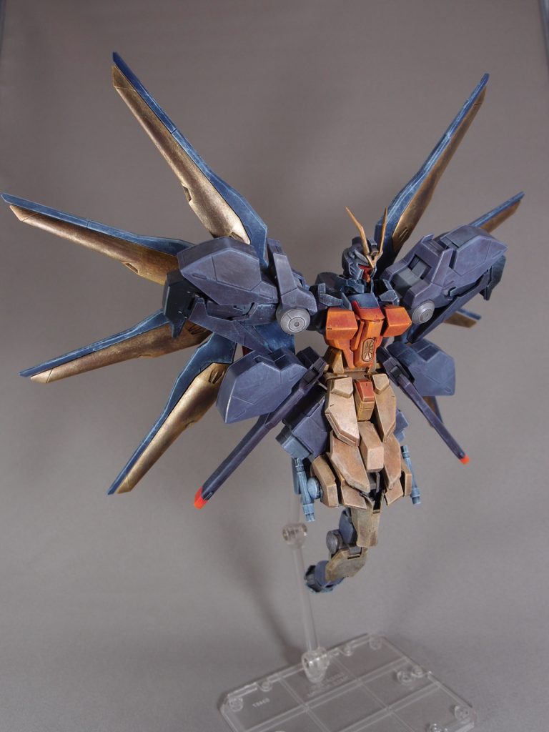 胴体部にエイハブ機関とは異なる動力源と重力制御装置を備えており、1G重力下でも浮遊して移動が可能。そのため脚部・ランディングギアは設けられなかった。