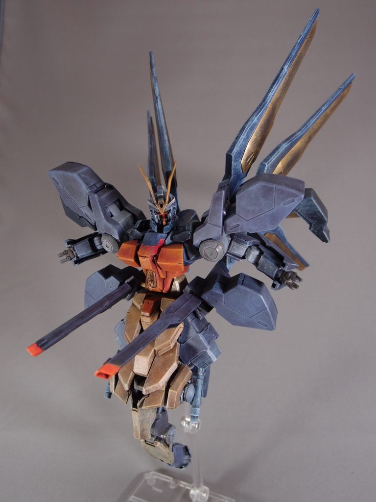 腰部左右に折り畳み式レールガン、腹部に収束ビーム砲“イービルクエーサー”を装備。マスクが欠損した頭部には火炎放射器“メギドフレイム”を内臓。
通常は格納されているマニピュレータは着艦の際などに使用する。