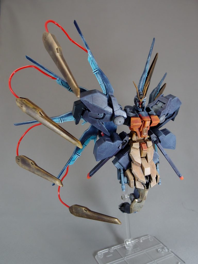 超硬ワイヤーブレード一振りでも変幻自在の軌道と圧倒的な破壊力を持っており、内蔵火器と合わせると、総合火力は機動兵器として明らかに過剰。