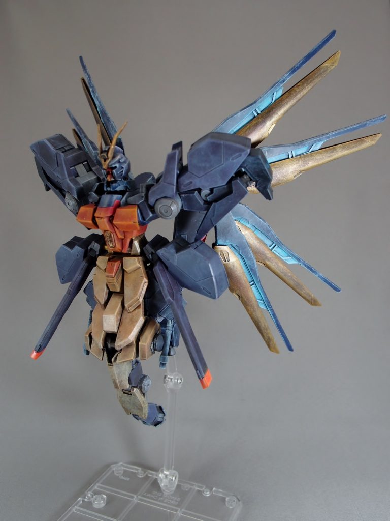 高速移動時は8枚のウイングから余剰エネルギーを放出する。ウイングは金色の部分一つ一つが希少金属製の超硬ワイヤーブレードであり、射出が可能。