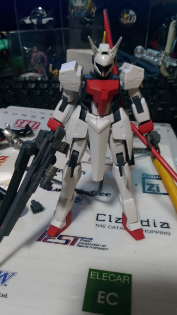 塗装前写真。
弓はGNアーチャー専用ビームライフルにコトブキヤのブレードパーツを組み合わせています。
実体弾を乗せるチューブ状のパーツはジャンクパーツからスコープ系を選択して開口、
矢を通せるようにしています。
矢パーツはランナーです。
ブースター周りのランナーが長くて使いやすかったです。
本来のGNアーチャーにとっては本体とも言えるブースターパーツ今回は使いませんでしたが、
アタランテには「アグリオス・メタモローゼ」という狂化付与+各種パラメーター増強できる宝具が存在するので(Apochryphaでも終盤に使用しましたね)
所謂“アタランテ・オルタ形態“もいづれ作ってみたいですね。あのエロさがガンプラで出せるかはわかんないけど。