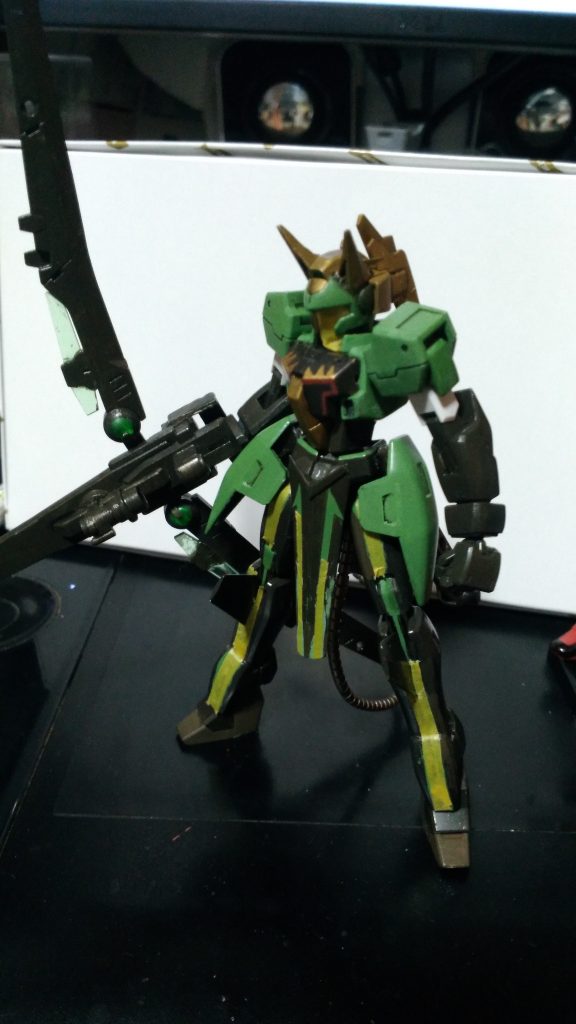 塗装途中段階。マスキングをしています。
塗装はすべて筆塗り。
アタランテは複雑な模様が多いので、一度針で軽く罫書いてからマスキング塗装しましたが、
筆レタッチで塗り直したところの方が多いです。
エアブラシのほうがうまく乗るのかな…?
輪くすさが先生の絵好きなので、そちら寄りの淡い彩色も捨てがたかったのですが、
模型にするとなると色が決まりづらかったので、
今回はApochryphaアニメ設定を参考にした配色で塗装しました。
(蛇足ですが、個人的にはデコルテと肩が出てる女の子がめっちゃ好きなので最終再臨した現在も第一形態で使ってます)。