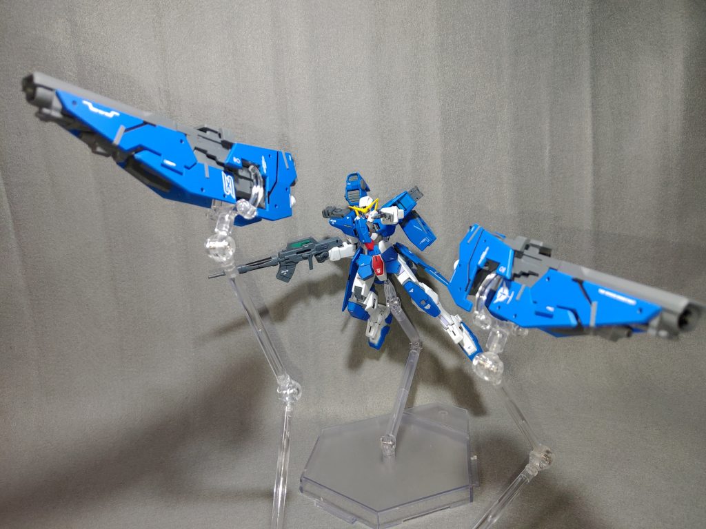 両肩のキャノンをどうやって取り回すのかと思う方も多いでしょう。
コレがその答えであるGNメガキャノンビットです（笑）。

２機のメガキャノンビットにそれぞれ、GNメガキャノンとマシンキャノン、GNフィールドが搭載されているので…数で圧倒する他の遠隔兵器と違い、２機しか無い代わりに、その質は他のビット兵器の比ではない仕様です。