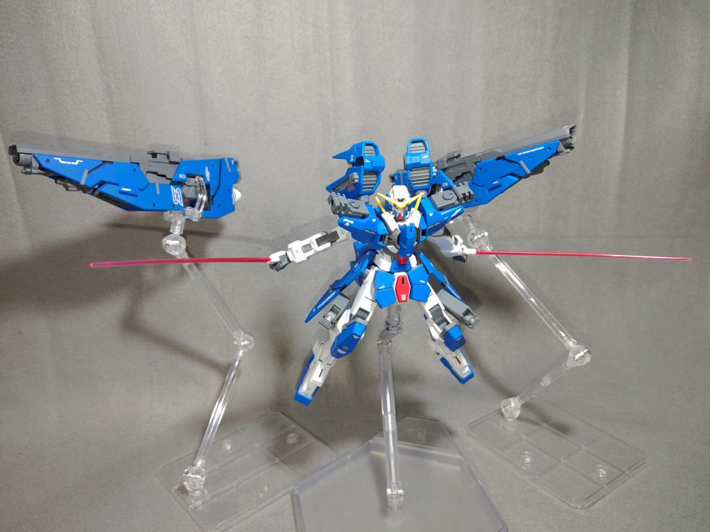 メガキャノンビットとの連携攻撃を仕掛け、戦艦やMSを圧倒していきます。

ちなみに、GNドライヴは合計で３機。
しかし、全て独立しています。エネルギー効率…いや、粒子効率重視ですね。