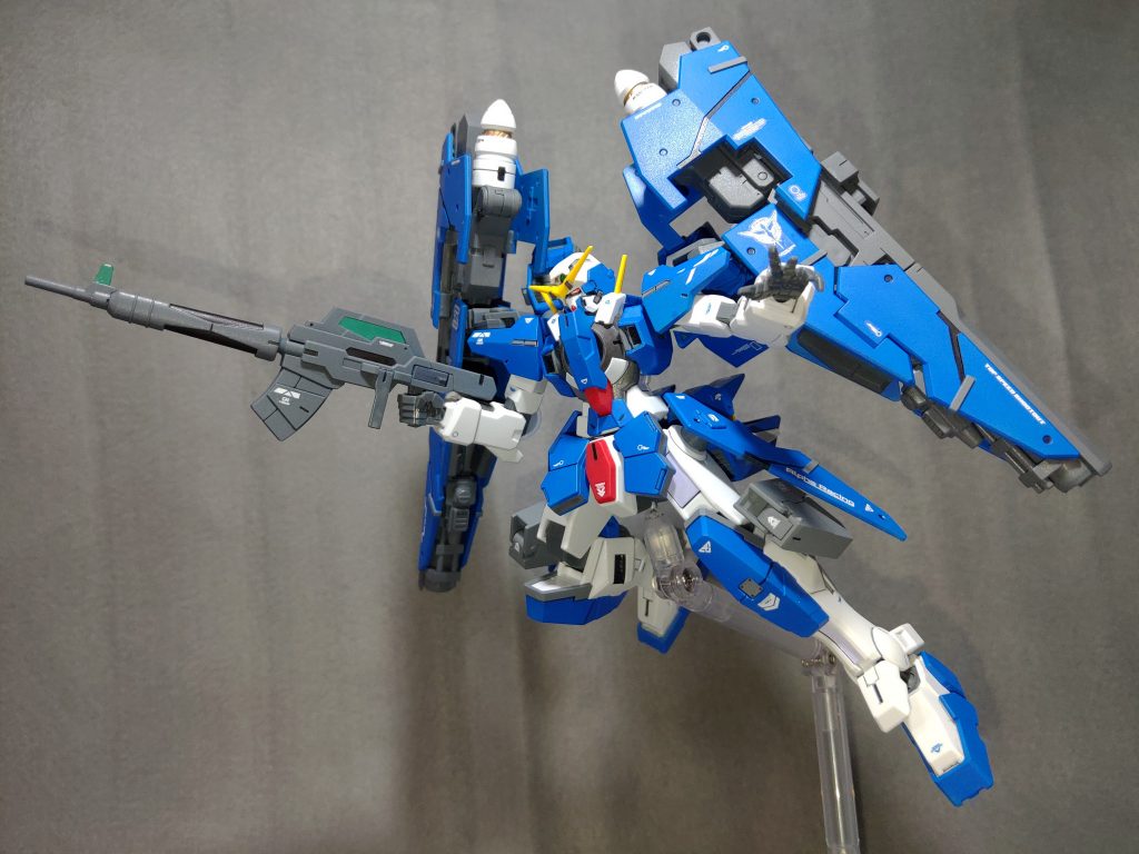 実は可動範囲制限されるように見せて、意外と動けるんですね。
とは言っても、元のキットがそこまでグリグリ動く訳じゃないので限界は有りますけどね。

ちなみに、メガキャノンの砲身近くに見えるのがGNマシンキャノンです（笑）。