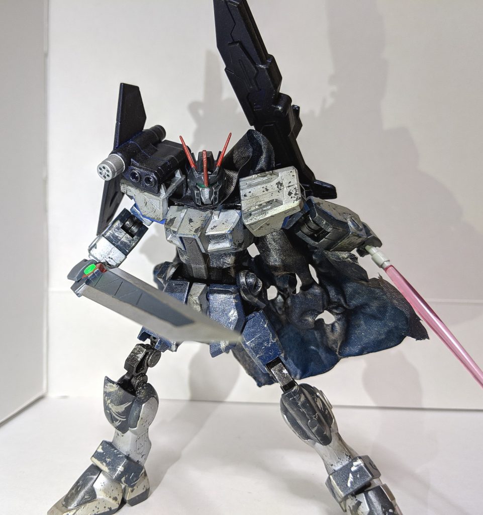 「そして、右手に装備し大剣…これこそがユウシャの切り札！ 名付けて「イクスカリバー」！ 「この剣はあらゆる強固な装甲をも一撃で切り裂き、徹底的に相手を打ち倒す事を目的として作り上げた至高の大剣！」…との事だそうですが、実戦においては使う際にかなり大きな隙が出来てしまい、そこを攻められてはピンチになる場面が目立ち…（以降、話が長すぎた為インタビュー中止」（解説好きな闇のドラゴンより）

　本機体の専用武装、イクスカリバーは他キットからパーツを寄せ集めて作りました
　また、ハンドパーツをビルドハンズに変更した事で安定して武装を持たせる事が出来ます