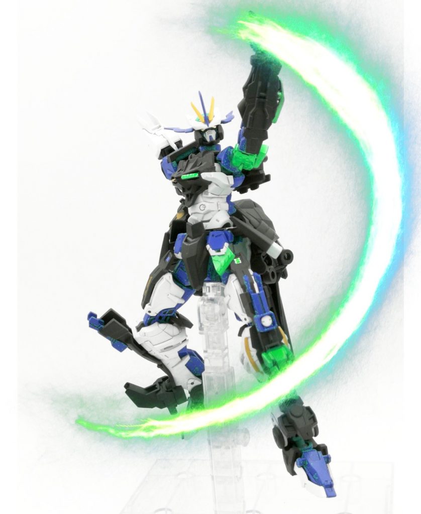 必殺技は自機の全武装を排除し、サイコフレームが緑に変わり使用可能となる「サイコブレイド」。
斬撃に触れた箇所を組み立て前に戻すというチート技です(笑)
勿論元ネタは結晶体ユニコーンやフェネクスから。