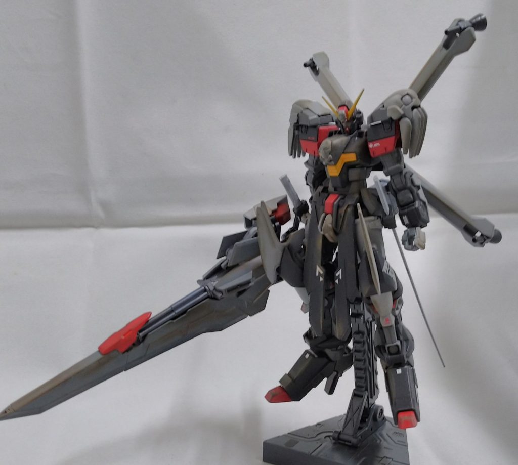 大剣展開とスラスター付属した状態です。
これが基本的な状態です。
黒を貴重にニュートラルグレーとサザビーレッドでアクセントを付けてます。