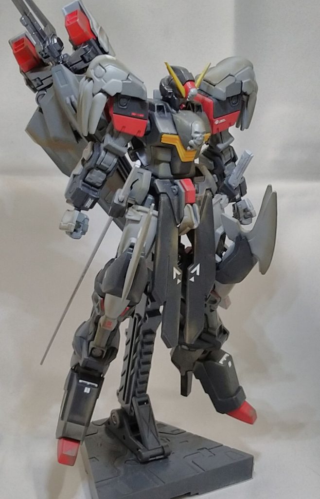 マントとスラスターを外してある状態で、地上戦をイメージした装備となります。
腰(脚)に刺さっている刀と背中の大剣のみのシンプルな武装です。
膝の装甲はデスサイズの肩です。