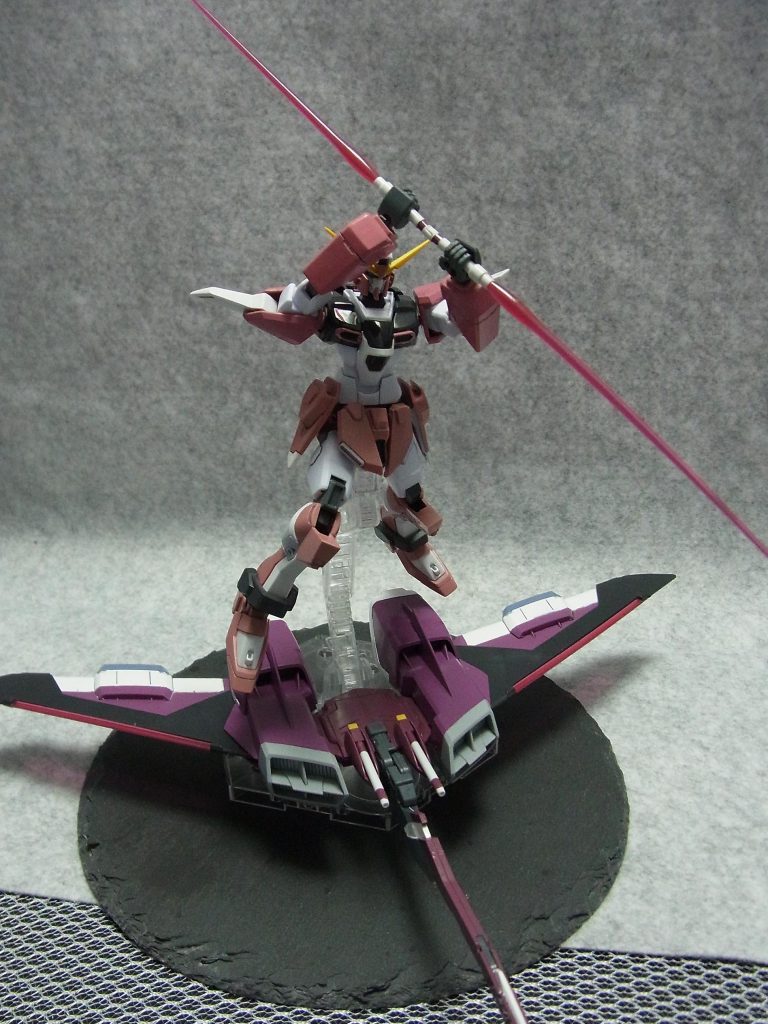 本体との比較。
載った時のバランスも良くなった気がします。自画自賛。
ビームサービルはHGCUフリーダムのものにしているので、連結してアンビデクストラスハルバードモードにできます。
ガードフレームの胴体のおかげで胸部分が開くギミックが使えるので、派手なポーズ取りやすくなりました。