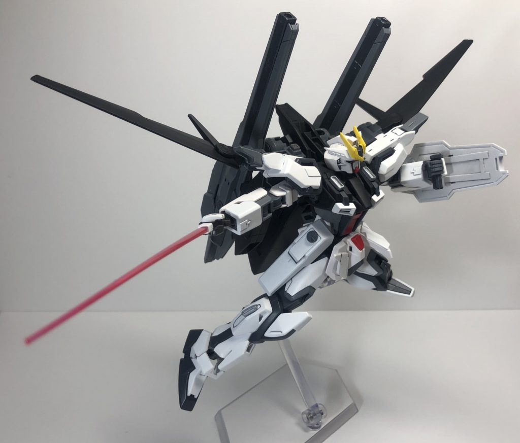 サーベルで突撃するシーン。
大きな背負いものがあるとポーズに迫力が出ていいですよね！