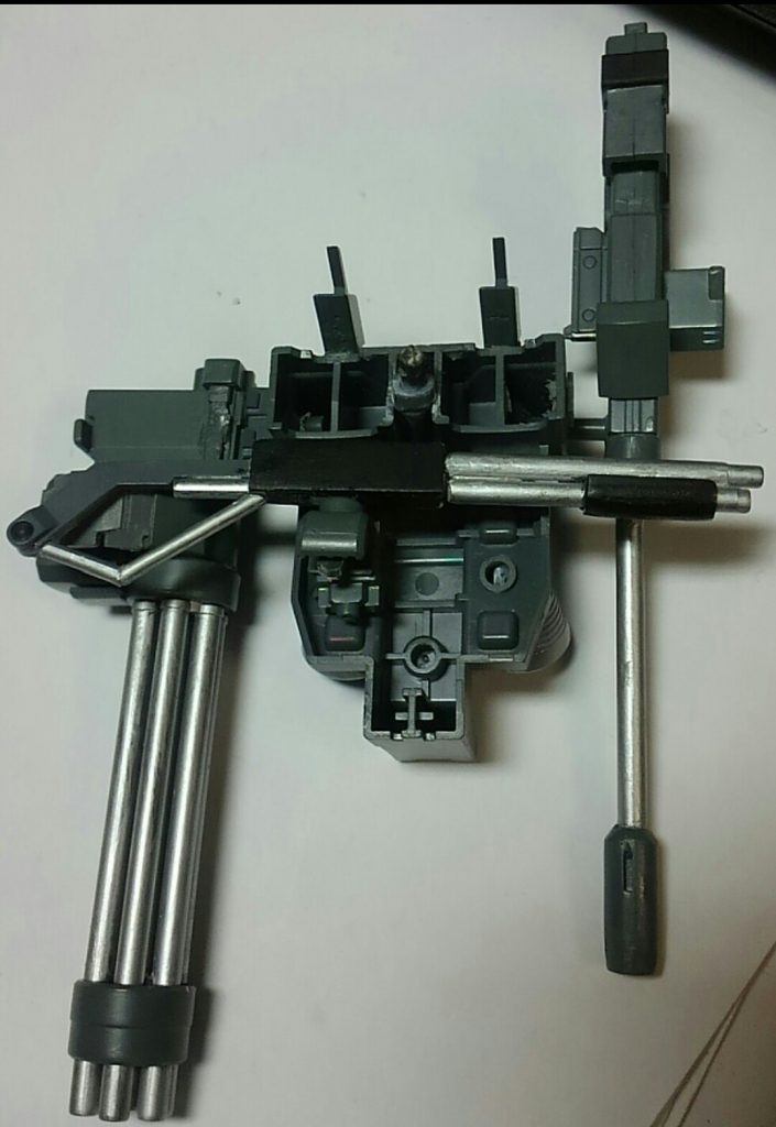 ショットガンはバックパック内側のラックに格納可能です