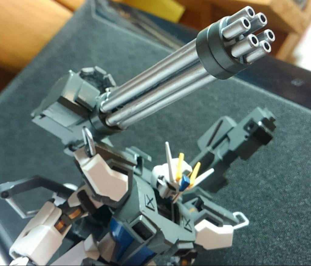 大型ガトリング砲はバックパック左側に設置してあり、メインカメラとブレードアンテナによるオート照準で、主に対空迎撃や機体後方の死角対策用です
上下可動式で最大可動角度は210度まで可動出来ます