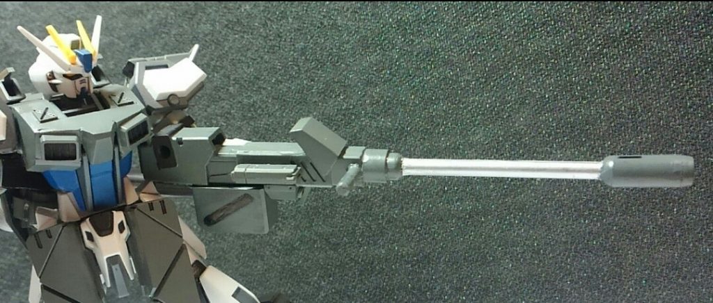 このパック最大の武装である大口径レール砲です
大口径のため使用時の反動が大きいので、側面にグリップも付いています