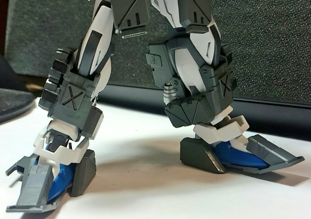 重力下,主に砂漠や地上での戦闘を想定しているので、砂や地盤が緩い場所での活動を想定してホバーユニットを装備していて水上での移動も可能です