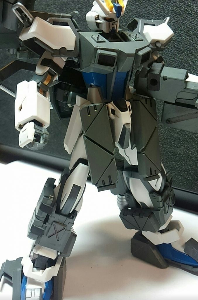 機体表面には追加装甲を加えて対弾性をアップを図ってあり、フロントアーマーはショットガンの予備弾倉,脚部装甲には投下式マインポッドになっています
追加装甲はガンダムNT-1 アレックスのチョバムアーマーを参考にしています