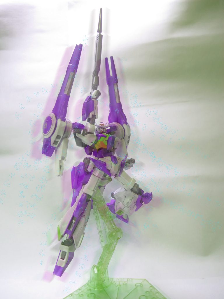 *“これで決める...スターダストブレイカー!!行けぇ!!!”*
その上,リクは親友から得た,ブレイブデュエルの戦闘データを参考して,周囲のGN粒子をカノンドライヴユニットの砲口に集め,さらに圧縮して,一気にぶっ放す応用技を研究しました.